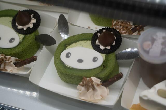 魔法のくちどけ★抹茶のスフレロールケーキ 800円｜メニュー｜サンリオピューロランド ハロウィーンスペシャルイベント「PUROHALLOWEEN」