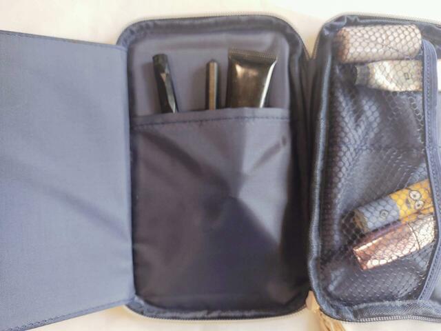 コスメポーチの際には、縦型ポケットにアイライナーなどを入れるのがおすすめ