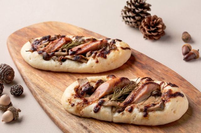 3種のきのことソーセージのチャバタ 　550 円　★新作