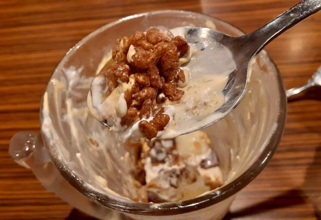 中盤以降に出てきたサクサクのパフも美味い。/びっくりドンキー「ジョッキパフェ」