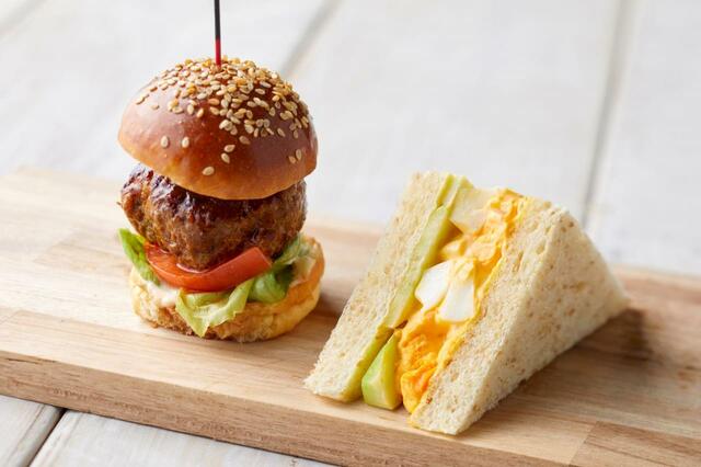 7月限定メニュー・特製バンズ×和牛パテの絶品バーガー、全粒粉パン×朝倉“輝黄卵”サンドウィッチ【ホテルニューオータニ博多・佐賀「絶品！！パンビュッフェvol.6」】