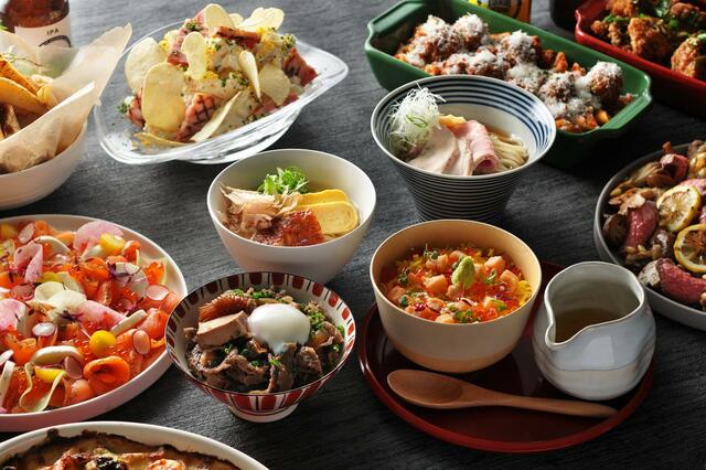 夜遅い時間に到着しても出来立ての食事が楽しめる「Cafeteria」【星野リゾート　1955 東京ベイ】