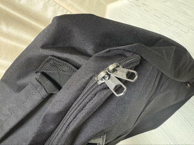 【ワークマン/コーデュラ(R)カジュアルデイバッグ】メイン収納はダブルファスナー仕様で、左右どちらからでもスムーズに開閉可能です