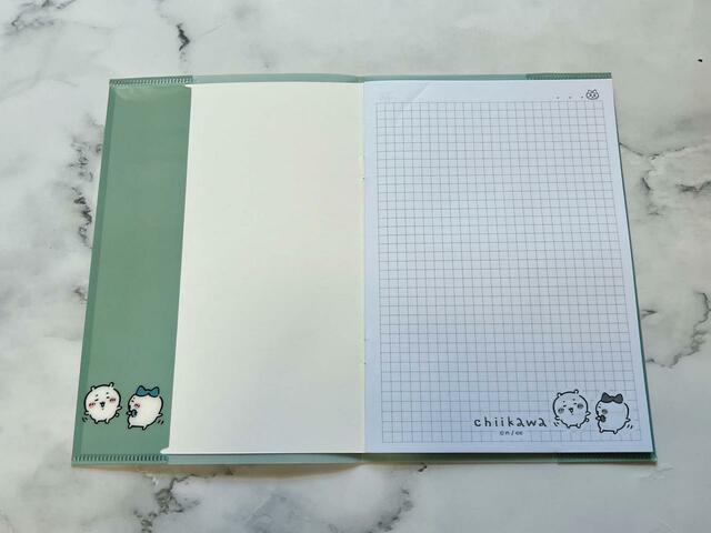 ノートのカバーの開いたところにはパスタダンスを踊るちいかわ＆ハチワレのイラスト入り