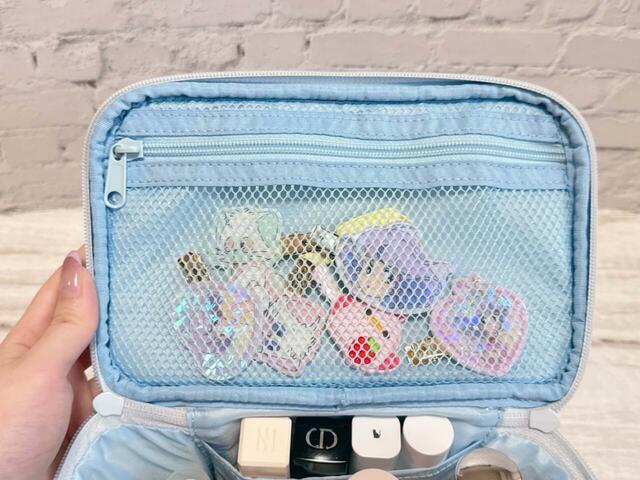 ファスナーメッシュポケットには前髪クリップをイン【サンリオキャラクターズ当りくじ】「3．バニティケース／シナモロール」