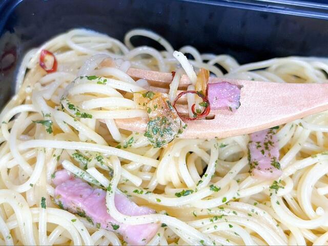 【ドン・キホーテ 復刻にんにく6倍ペペロンチーノ】すりおろしにんにくとチップが入っています