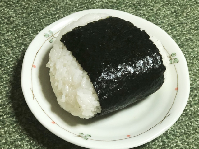 【おにぎり（鮭）】どこか懐かしさを感じさせる素朴なおにぎり。