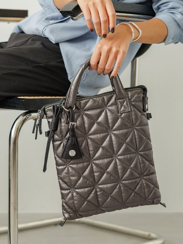 【BAYFLOW「チャーム付きキルトトートS」】キーチャームにフェイクレザーの素材を使用