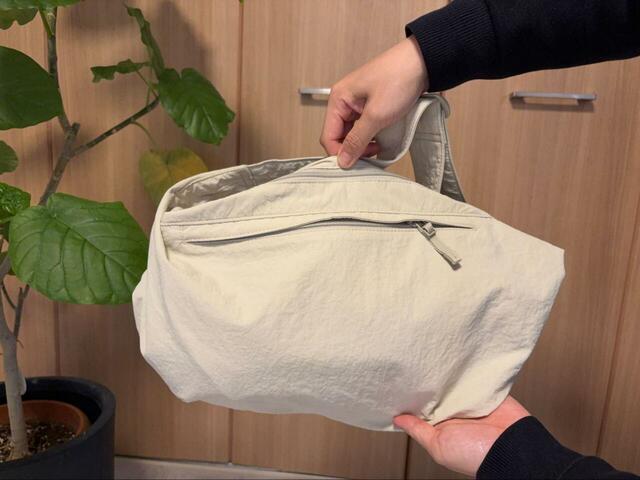 【Uniqlo U ショルダーバッグナイロン】サイズは横62×縦31.5cm。見た目以上に軽いです！