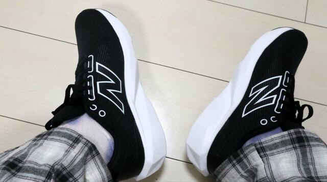 【ニューバランス ランニングシューズ W413】流線形のソールとバイカラーの配色効果で甲高の足もスリム見えします◎