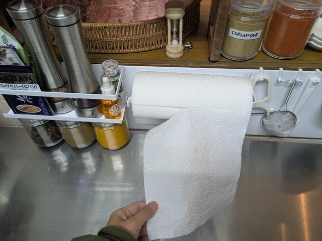 【山崎実業 tower 片手でカット マグネット キッチンペーパーホルダー 縦タイプ】キッチンペーパーはストッパーが効いているので片手でもカットできます!