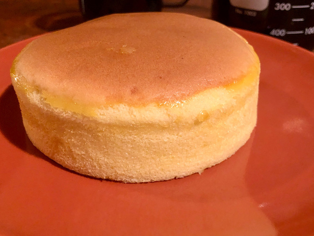 【業務スーパー　台湾カステラ】しっかりした厚みのあるカステラ　お皿を揺らすとふるふる揺れます