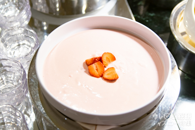 “ディズニー・イースター”ディナーブッフェ|東京ディズニーランドホテル「シャーウッドガーデン・レストラン」