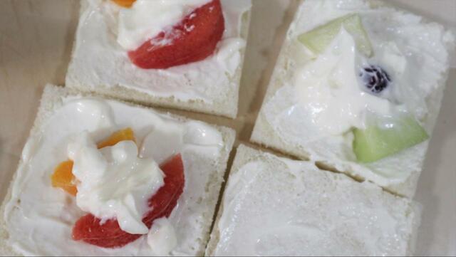 【トップバリュ サンドイッチ用食パン×ギリシャヨーグルト】フルーツを乗せる