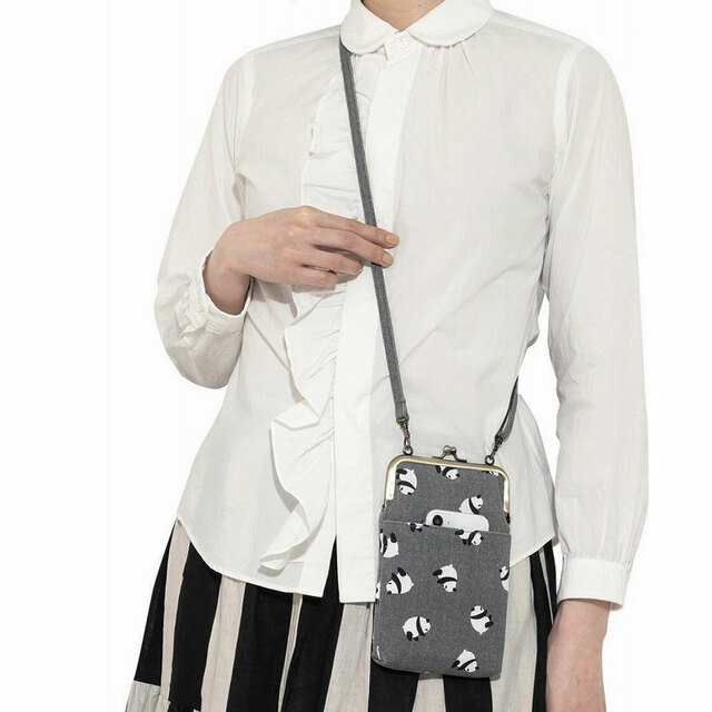 永楽屋 細辻伊兵衛商店パンダ柄 がま口 スマホショルダー　2,728円（税込）