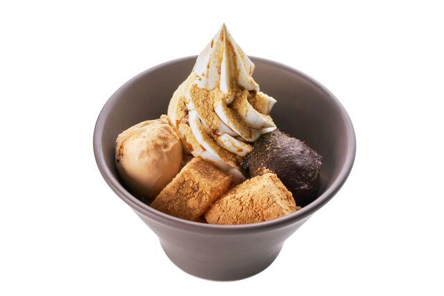 「桔梗信玄餅 きな粉アイスと黒みつクリームのわらびもち入りパフェ」＜640円（税込）＞【「サンマルクカフェ×桔梗信玄餅」が初コラボ】