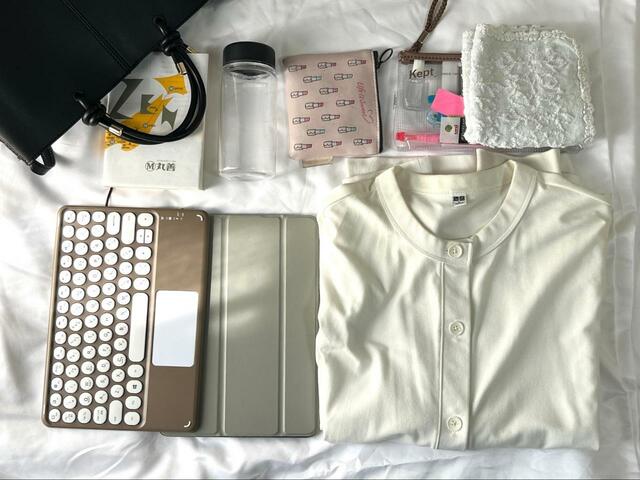 【coca トートバッグ レディース 2way】カーディガン・iPad・ワイヤレスキーボード・文庫本・筆箱・タオル・300ml水筒・ポーチの8点を入れ、きちんと閉めることができました。意外に収納力あり！