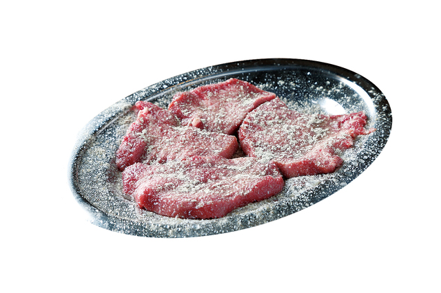 やきにく 喰ったって～／タン塩１人前1,100円。厚く切ったタンに塩こしょうなどで味付け。ヤミツキになるひと皿だ。 