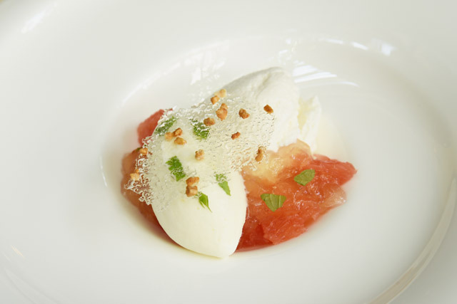 ジャパン・レストラン・ウィーク／フレンチレストラン『コジト』／グレープフルーツのムースと柑橘のスープ ヨーグルトソルベ添え