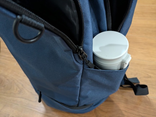 【ワークマン シューズ&ヘルメットINデイパック】本体右側にはサイドポケットがついています。マグボトルなどはここに