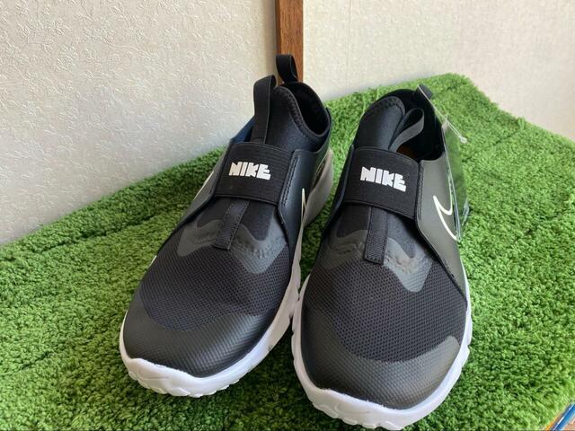 【NIKE　フレックス ランナー 2】靴紐を排除したミニマルなフォルム。スニーカー特有のゴツさが抑えられていて、足元をスッキリ見せてくれます◎