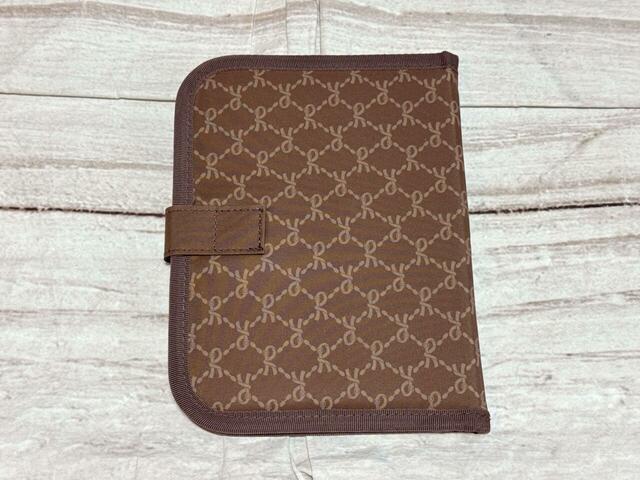 背面は特にポケットなどはない仕様