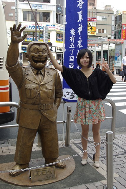 北口すぐに両津勘吉像