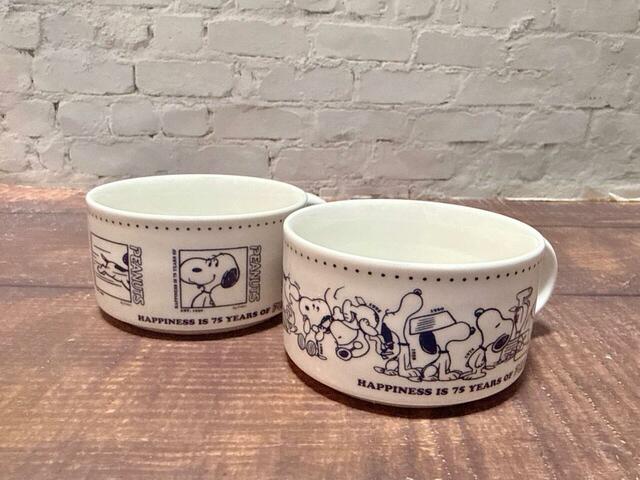 異なる絵柄のマグカップ2個セットです