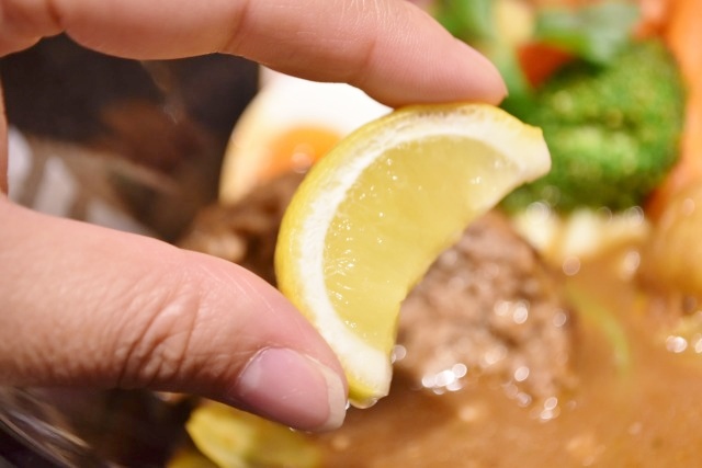 レモンをスープに絞ると爽やかに