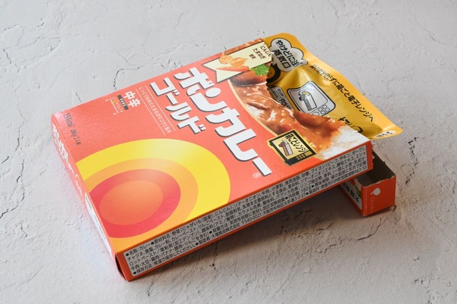 【ボンカレー】箱ごと電子レンジで温められるのもうれしいポイント