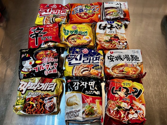 【モナミ食堂】韓国語なので読めないのですが、10種類以上あるインスタントラーメンのなかから好きなものをいただけます