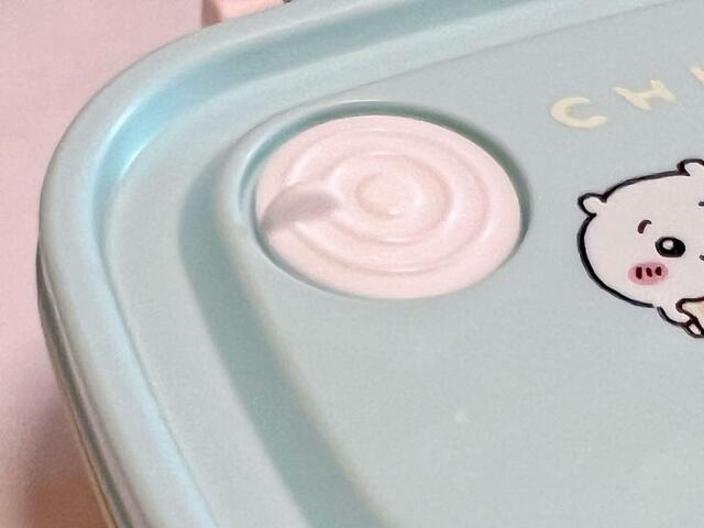 蓋の開閉に便利なエアーバルブ付きなのも◎【ローソン×ちいかわグッズ】「タイトフードコンテナS」