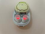 ライトはビビッドな赤色に光ります【すみっコぐらし Bluetooth 完全ワイヤレスイヤホン】©2022 San-X Co., Ltd. All Rights Reserved.