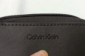 【Calvin Klein(カルバン・クライン)ミニ財布】シンプルな型押しのみのデザインで、使いやすそう