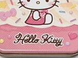 下部には「Hello Kitty」のロゴ入り。チョコレートで書いたようなデザインがGood!