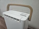 【アイリスオーヤマ　衣類乾燥除湿機】ウッドカラーの取手がおしゃれ♪約5.3kgと軽いので、片手でも簡単に持ち運べます