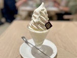 【よつ葉ミルクプレイス】「よつ葉の小さな白いパフェ ミルクプレイスVer」.。絶対食べるべき。北海道産ミルクに感激しました