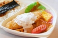 【ライフの冷凍弁当／海苔弁当】おかずはタルタルソースのかかった白身魚フライ、どこか懐かしい赤いソーセージ、卵焼き、きんぴらごぼうなど