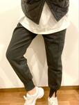 【coca 裏起毛ピンタックジョガーパンツ】下に向かってすぼまっていくデザインで、細見え効果◎