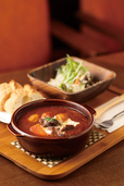 北鎌倉 ・狸穴 Cafe／「ブルゴーニュ風ビーフシチュー」（パン・サラダ付き１９８０円）。限定30食。