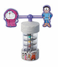 【ハッピーセット®「ドラえもん」】第1弾：のぼっておりて！ドラえもんのビーズタワー／ボールが上下するタービンのおもちゃ。息を吹きかけて、バーを回転させて遊びます
