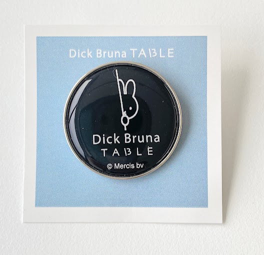 「【NEW】Dick Bruna TABLE ロゴピンズ」<価格:1,210円(税込)>【テイクアウトのフードメニューも可愛い♪ミッフィーのポップアップストア「Dick Bruna TABLE POP-UP SHOP」が神戸&大阪に期間限定オープン!】