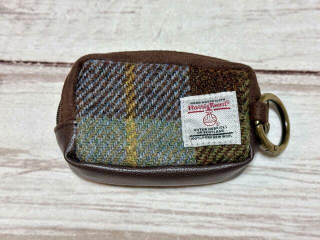 背面にはハリスツイードの織りタグ付き