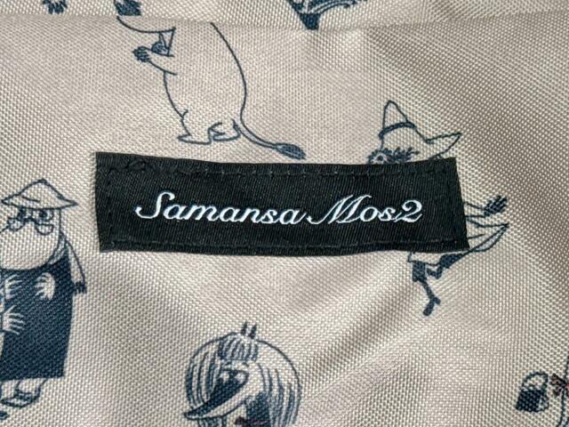 フロント上部には「Samansa Mos2」のロゴタグ付き