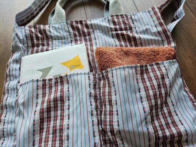 【niko and…　オリジナル2WAYテープトートバッグ】内外とも2つずつポケットがついており、小物整理もラクラク♪