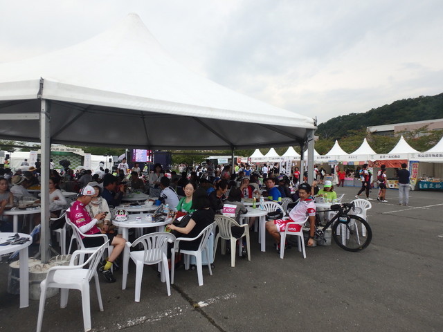 ツール・ド・東北2015／走り終え、仲間や家族と談笑する出場者の姿も見られる