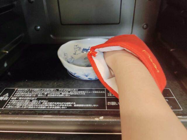 電子レンジで温めた食材を取り出す時も便利