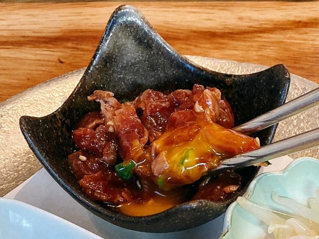 卵黄とタレがかかったラムフィレのユッケが美味