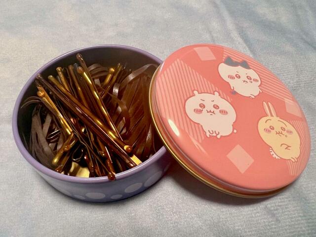 【ちいかわ　プチキャン2】丸缶にはヘアゴムとヘアピンを入れてみました