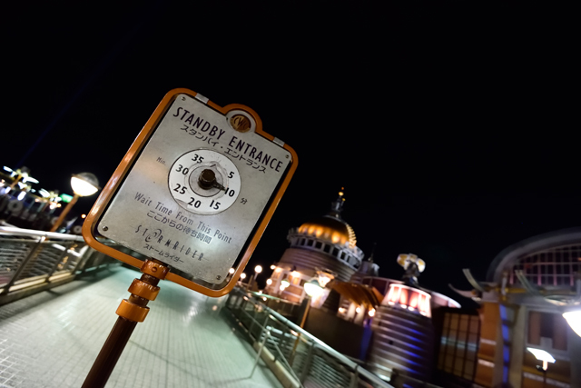 [18時37分]「ストームライダー」10分待ち ©Disney